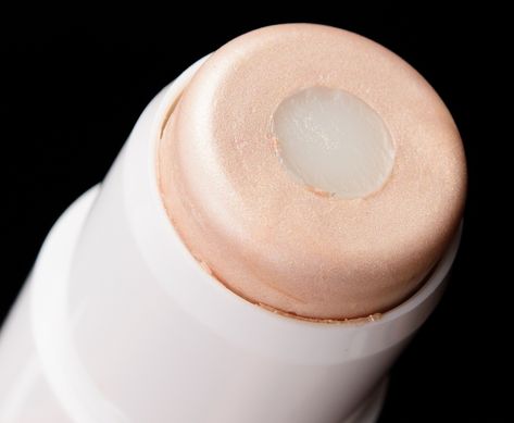 Glossier Quartz Haloscope Review Photos Swatches Best Cream Highlighter, Glossier Haloscope, Cream Highlighter, Glitter Lip Gloss, Glossy Makeup, Cosmetics Industry, Liquid Lip Color, Glitter Lips, Makeup Reviews