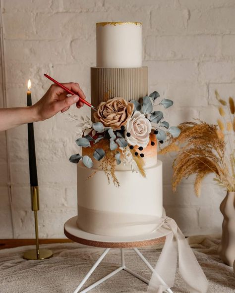 Fall Wedding Cake Ideas, Fall Wedding Cake, Flower Cake Design, Autumn Celebration, Boho Cake, Fall Wedding Inspiration, Wedding Cake Ideas, Dream Wedding Cake, Golden Autumn