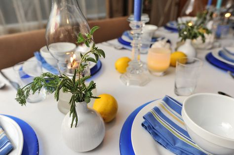 Greek Table setting Greek Table Setting, Greek Party Theme, Mediterranean Table, Restaurant Table Setting, Greek Garden, Greek Christmas, Greek Dinners, Setting Table, Greek Decor