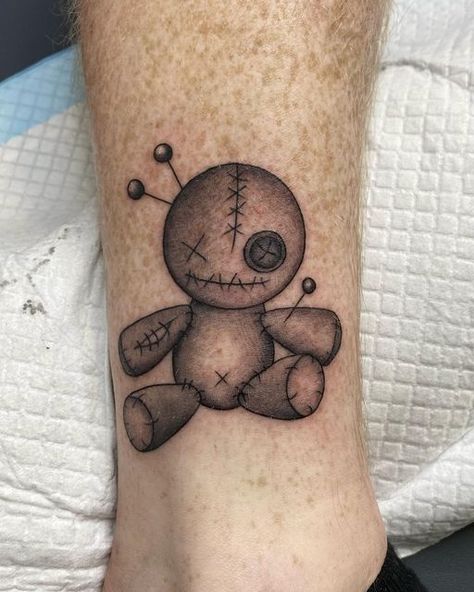 Ali J | Tattoo Artist on Instagram: "Little voodoo doll from my Halloween flash. Thanks Matt! . . . . #voodoodoll #voodoo #pin #witchyvibes #halloween2021 #halloween #tattooideas #tattooflash #flashtattoo #tattooart #tattooinspo #tattoolovers #tattoolife #legtattoo #illustrativetattoo #illustration #cutetattoo #perth #perthart #darkart #darkartist #perthtattoo #perthtattooartist" Voo Doo Doll Drawing, Voodoo Doll Drawing Easy, Scary Teddy Bear Tattoo, Creepy Doll Tattoo Ideas, New Orleans Tattoo Ideas Voodoo, Small Voodoo Doll Tattoo, Cartoon Grim Reaper Tattoo, Voodoo Doll Tattoo Drawing, Voodoo Doll Tattoo Design