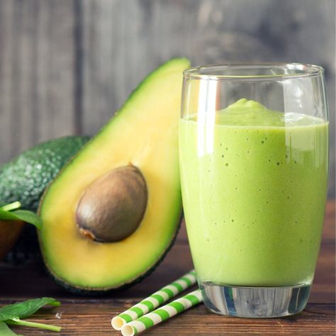 Green Matcha Powder Smoothie Matcha Powder Smoothie, Moringa Smoothie, Chocolate Avocado Smoothie, Avocado Smoothie Recipe, Lactation Smoothie, Smoothie Detox, Smoothie Prep, Frosé, Avocado Smoothie