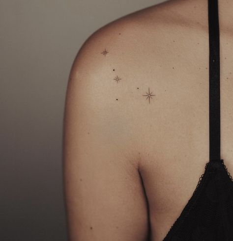 Fine Line Tattoo On Collarbone, Star Tattoo Ribcage, Mini Collar Bone Tattoo, Dainty Tattoos Collar Bone, Shoulder Sparkle Tattoo, Between Shoulder Blade Tattoo, Glimmer Tattoo, Fine Line Collar Bone Tattoo, Star Collar Bone Tattoo