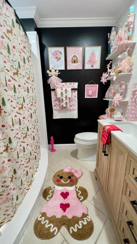 Christmas Kids Room, Pink Gingerbread, Christmas Decorations Apartment, Gingerbread Christmas Decor, Cozy Christmas Decor, Future Apartment Decor, Christmas Bathroom, Bathroom Decor Apartment, Pink Christmas Decorations