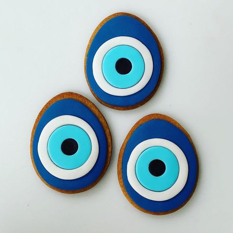 Andria Christophi on Instagram: “‘Evil Eye’ cookies available to order as part of our Greek Easter cookie range this weekend. Full collection available soon! 😂🧿🙌✨ #evileye…” Evil Eye Cupcakes, Evil Eye Birthday Party Decorations, Hamsa Cookies, Evil Eye Giveaway, Evil Eye Soap, Easter Cookie, Greek Easter, Fondant Cookies, Easter Cookies