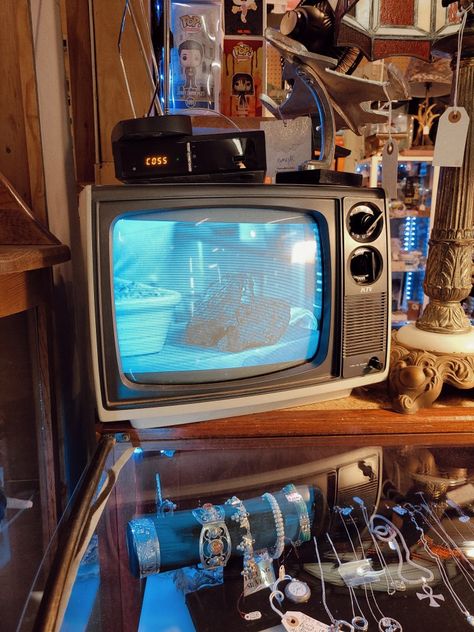 Major Anime, School Tv, Tv Head, 80s Tv, Shows To Watch, Antique Typewriter, 90s Tv, Retro Room, Tv Sets