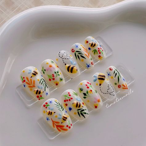 Cottage Core Nails, Bumble Bee Nails, Bird Nails, Leaves Nails, Glossy Nails, Bee Nails, Garden Nails, Bee And Flower, Nails Hand Painted