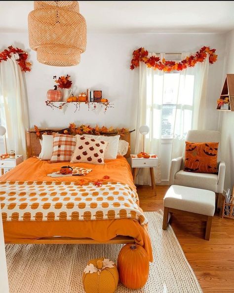 20+ COZY FALL BEDROOM IDEAS YOU'LL LOVE - Stylin by Sarita Fall Themed Room, Fall Decor Ideas For Bedroom, Fall Themed Bedroom, Fall Room Inspiration, Fall Room Ideas, Fall Curtains, Autumn Bedroom, Holiday Room Decor, Halloween Bedroom Decor