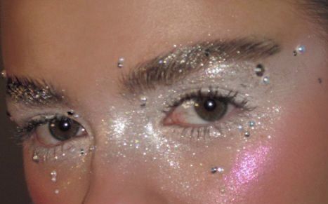 Cold Girl Makeup, Mothers Makeup, Sparkly Eye Makeup, Glittery Eye Makeup, Sparkly Eyeshadow, Eye Glitter, Shimmery Eyeshadow, Cold Girl, Girl Energy