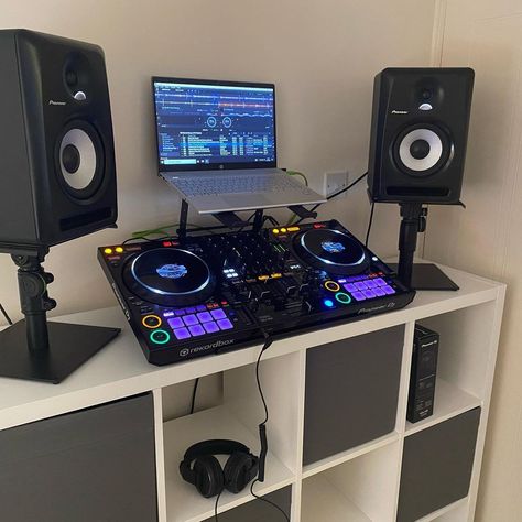 Dj Room Ideas Dj Setup, Apartment Dj Setup, Basement Dj Setup, Dj Equipment Setup Home, Dj Room Ideas Man Cave, Mini Dj Setup, Beginner Dj Setup, Garage Dj Studio, At Home Dj Setup