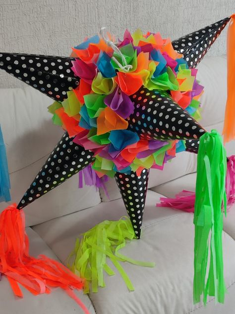 Piñata de estrella colores neón Glow Party Pinata, Neon Pinata, Twelfth Birthday, Glow Birthday Party, Hamma Beads Ideas, Piñata Ideas, Party Neon, Glow Birthday, Glow Party