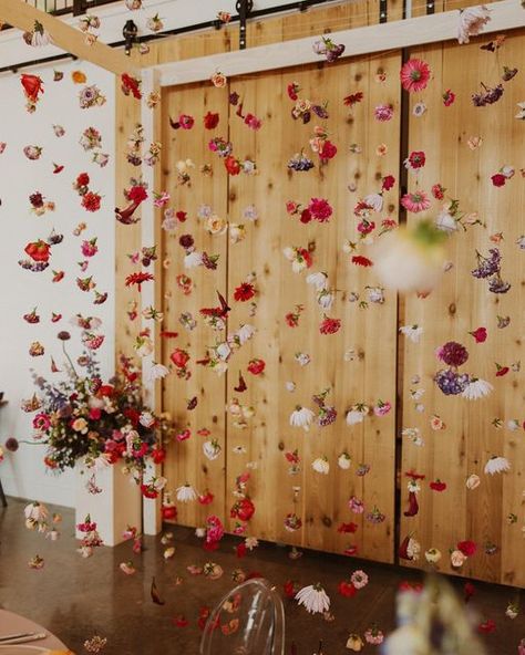 Hanging Florals Wedding Reception, Flower Photo Wall, Middle Earth Wedding, Earth Wedding, Altar Design, Event Business, Reception Backdrop, Hang In There, Table Scape