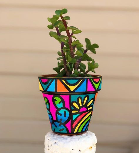 Painting Planters Pots Ideas, Painted Pots Ideas, Painted Garden Pots, Flower Pot Design Ideas, Painted Pots Diy Terra Cotta, Painted Planter Pots, Hand Painted Pots Diy, Diy Painted Flower Pots, Painting Pots Ideas