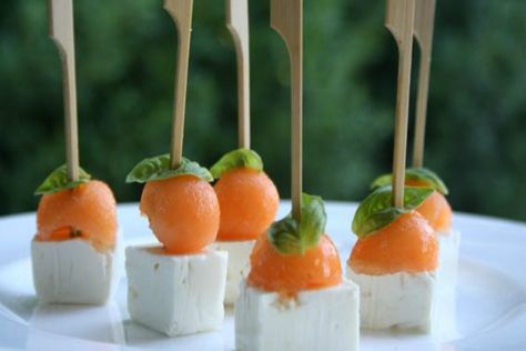 Finger food melone e feta: uno sfizioso antipasto da servire nelle calde serate estive come antipasto o per accompagnare un buon aperitivo. Gluten Free Puff Pastry, Cold Appetizers, Party Finger Foods, Finger Food Appetizers, Food Lists, Finger Food, Traditional Food, Yummy Snacks, Finger Foods