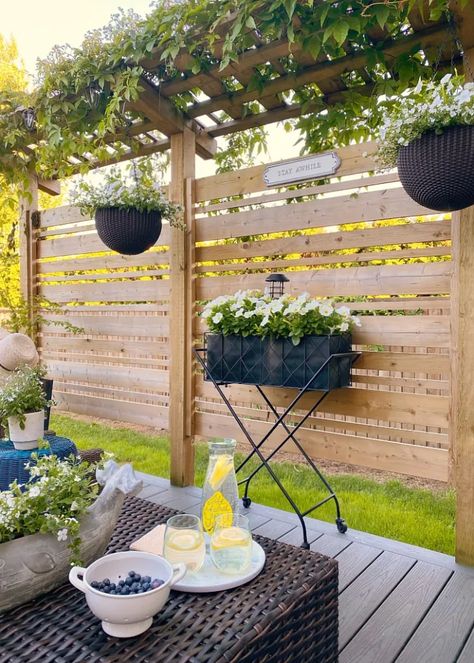 Backyard Patio Ideas For Outdoor Living - Happy Happy Nester Backyard Patio Ideas, Patio Privacy, Privacy Fence Designs, Outdoor Patio Designs, Backyard Privacy, Summer Patio, Privacy Walls, Patio Wall, Balcony Ideas Apartment