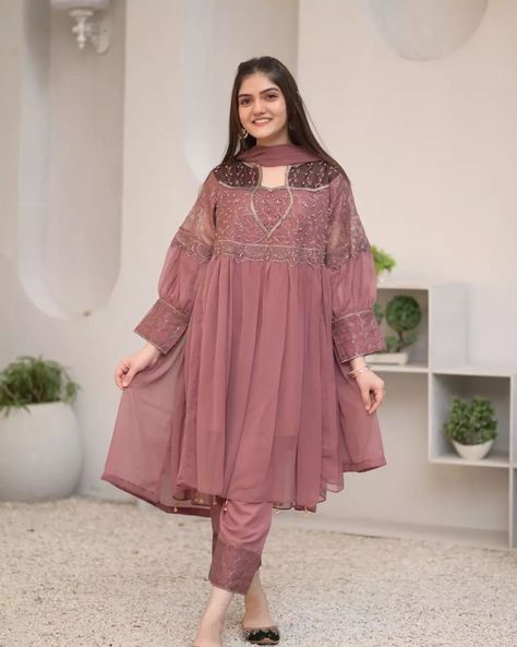 Dress Design For Girls Pakistani, Pakistani Women Dresses, Simple Frock Design, Stylish Short Dresses, Pakistani Fancy Dresses, Pakistani Dresses Casual, Fancy Dresses Long, Sleeves Designs For Dresses, Pakistani Dress