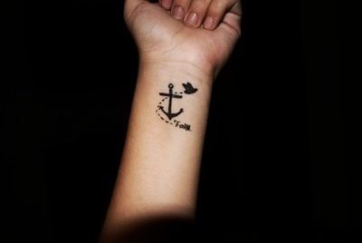 Simple Anchor Tattoo, Anchor Flower Tattoo, Anchor Tattoo Wrist, Small Anchor Tattoos, Tattoo 2015, Anchor Tattoo Design, Anker Tattoo, Cool Wrist Tattoos, Chic Tattoo