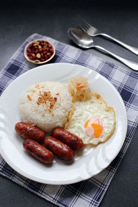 Longsilog - Filipino breakfast recipe Tapsilog Photography, Filipino Recipes Breakfast, Cooking Filipino Food, Filipino Food Photography, Silog Meals Ideas, Filipino Breakfast Ideas, Longaniza Recipe, Longsilog, Silog Meals