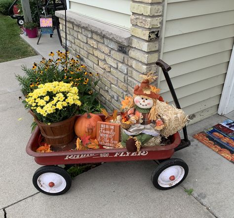 Fall Decorated Wagons, Wagon Fall Decor Ideas, Front Yard Fall Decor, Fall Wagon Decor, Fall Outside Decor, Wagon Decor, Fall Porches, Patch Party, Fall Boards