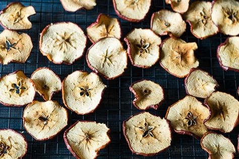 Low Calorie Baked Apples, Healthy Apple Chips, Baked Apple Chips, Low Calorie Baking, Homemade Potpourri, Dehydrated Apples, Apple Chips Baked, Healthy Chips, Apple Christmas