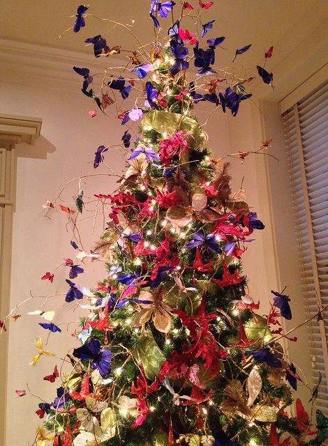 Butterflies on the Christmas tree, the extensions add so much Rose Gold Christmas Decorations, Butterfly Christmas, Floral Christmas Tree, Silver Christmas Decorations, Butterfly Tree, Rose Gold Christmas, Holiday Tree Decorations, Summer Christmas, Pink Christmas Decorations