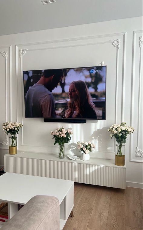 Art Deco Tv Room, Dainty Home Decor, Tv Room Aesthetic, Tv Wall Decor Small Space, European Living Room Decor, Tv Place, Living Room Hacks, Apartment Living Room Design, Dekorasi Kamar Tidur