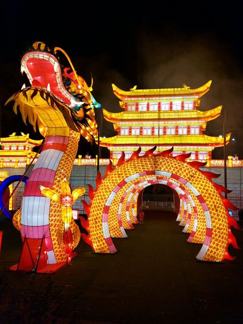 Chinese New Year Dragon Decorations, Dragon Installation, Year Of The Dragon Party, Chinese Style Interior Design, Event Entrance Arch Design, Chines New Year, Asian Party, Chinese New Year Dragon, Exhibition Display Design