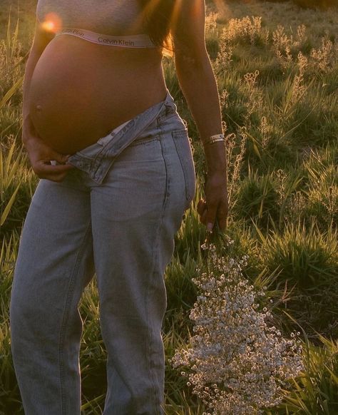 20 Weeks Pregnant Belly, 2023 Maternity, Fall Maternity Shoot, Country Maternity, Fall Maternity Pictures, Sunset Maternity Photos, Maternity Picture Outfits, Mother Baby Photography, Maternity Photography Poses Outdoors