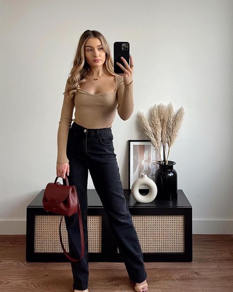 Outfits For Late 30 Year Olds, Lily Clark, Clark Outfit, Mode Dope, Fashion Staples, Capsule Closet, Work Fits, Minimalist Fashion Women, Uni Outfits