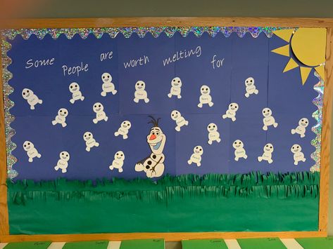 Disney Winter Bulletin Board Ideas, Frozen Bulletin Board, Olaf Bulletin Board, Disney Bulletin Boards, Holiday Bulletin Boards, Disney Olaf, Disney Themed Classroom, College Bulletin Boards, Winter Bulletin Boards