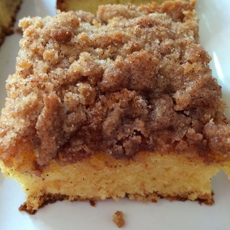 LIFE is better in PINK: Cake Mix Coffee Cake Easy Coffee Cake Recipes With Box Cake, Cake Mix Coffee Cake Recipes, Recipes With White Cake Mix, Coffee Cake With Cake Mix Boxes, Cake Mix Coffee Cake, Buttermilk Coffee Cake, Crumb Coffee Cakes, Casserole Easy, Coffee Cake Recipe