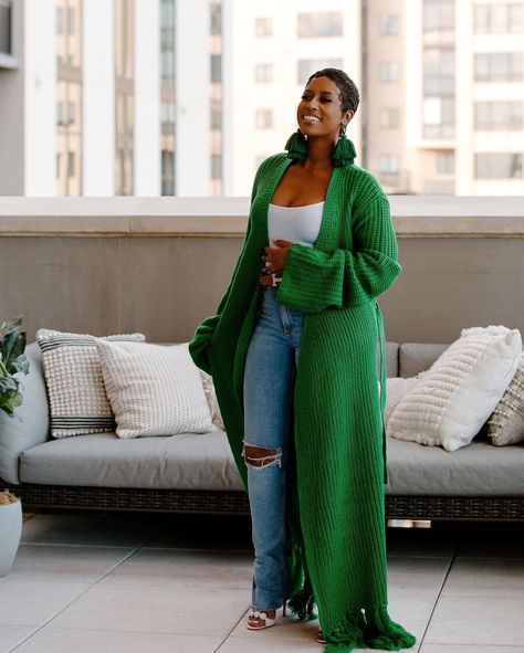 Akia Shaw’s Instagram photo: “Going from corporate to entrepreneurship full-time with another mouth to feed outside of my own was intimidating. I had always owned…” Cardigan With Jeans, Winter Outfits Warm, Minimalist Fashion Women, Stylish Work Attire, Grown Women, Mommy Style, Green Cardigan, Kimonos, Fashion Classy