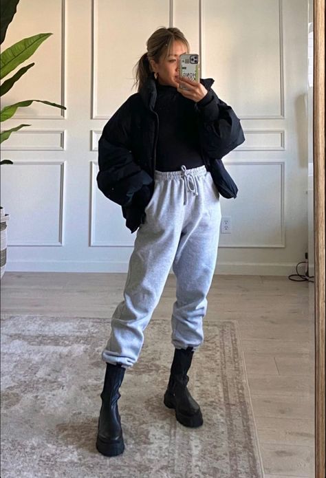 c5cc17e395d3049b03e0f1ccebb02b4ddesc54528025ri Sweatpants Boots Outfits, Sweatpants Outfit 2023, Boots With Sweatpants, Sweatpants And Boots Outfits, Winter Outfits With Sweatpants, Black Sweatpants Outfit Winter, Sweatpants With Boots, Sweatpants Winter Outfit, Sweatpants Outfit Winter