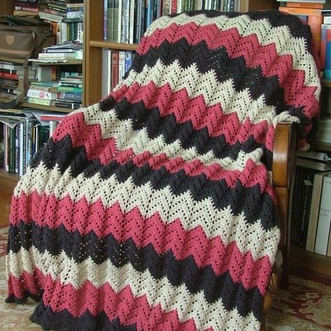 Cerise Lace Ripple Afghan | This lace ripple crochet afghan pattern reminds us of neapolitan ice cream! Uncinetto Zig Zag, Crochet Ripple Afghan Pattern, Ripple Afghan, شال كروشيه, Crocheted Blanket, Crochet Afgans, Crochet Blanket Afghan, Lace Knitting Patterns, Manta Crochet