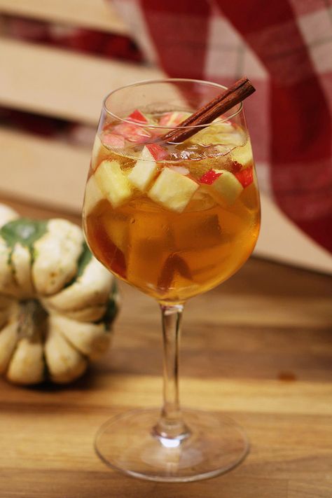 Tasty Fall Sangria Perfect For A Fall Cocktail Party Fall Cocktail Party, Fall Sangria Recipes, Honey Bourbon, Thanksgiving Drinks, Fall Appetizers, Fall Cocktails, Fall Drinks, Sangria Recipes, Cinnamon Apples