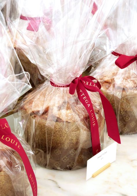 Panettone Diy Wrapping Ideas, Panettone Packaging, Gluten Free Shopping, Diy Wrapping, Shop Inspiration, Packaging Diy, Diy Wrap, Shot List, Wrapping Ideas