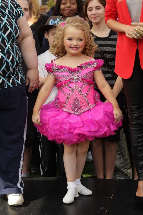 Alana was so popular in Toddlers & Tiaras that she landed herself her own show Honey Boo Boo Mom, Boo Halloween Costume, Orange Dress Wedding, Boo Costume, Pageant Mom, Pagent Dresses, Toddlers And Tiaras, Mama June, Pageant Girls