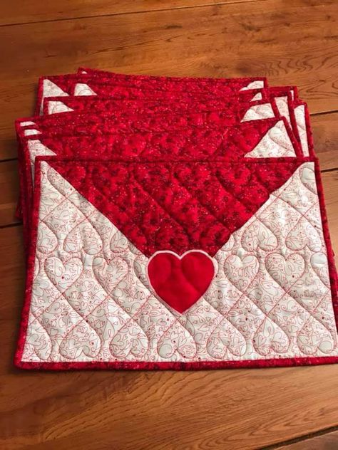 Heart/Valentine placemats Valentine Placemats, Valentine Board, Quilted Placemat Patterns, Diy Placemats, Quilted Placemats, Heart Quilt Pattern, Mug Rug Patterns, Holiday Sewing, Fabric Postcards