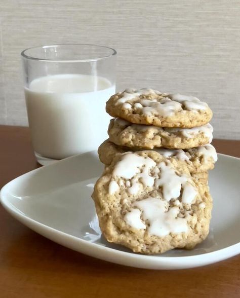 Iced Oatmeal Cookies (Just Like Archway's!) Are a Decadent Dream - NewsBreak Archway Cookies, Brown Sugar Oatmeal Cookies, Oatmeal Cookies Recipes Easy, Soft Oatmeal Cookies, Oatmeal Cookie Recipe, Oatmeal Cookies Easy, Best Oatmeal Cookies, Iced Oatmeal Cookies, Cookie Brownie Recipe