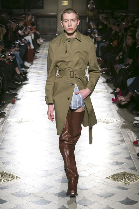 For his 2016 London Fashion Week show, Vetements designer Demna Gvasalia reimagined the classic Mackintosh raincoat with Vetements signatures as exaggerated shoulders and shrunken sleeves. Mackintosh Raincoat, Rubber Raincoats, Photo Clips, Raincoats For Women, Runway Looks, Fall Winter 2016, Runway Collection, Fall 2016, London Fashion Week