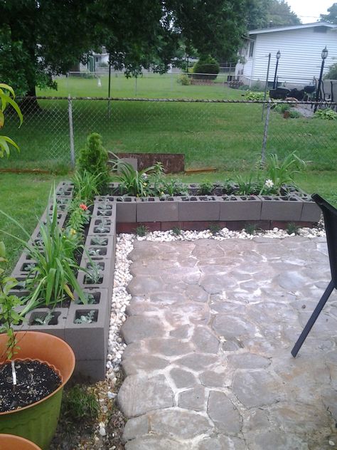 Cinder block flower bed around the back patio.  Daylilies, asiatics, orientals, an arborvitae, hibiscus, celosia and mini dahlias.  Dusty miller in the holes and mondo grass bordering the blocks. Garden Exterior, Cinder Block Garden, Cinder Blocks, Outdoor Benches, Diy Lawn, Garden Stand, Garden Steps, Cinder Block, Backyard Garden Design