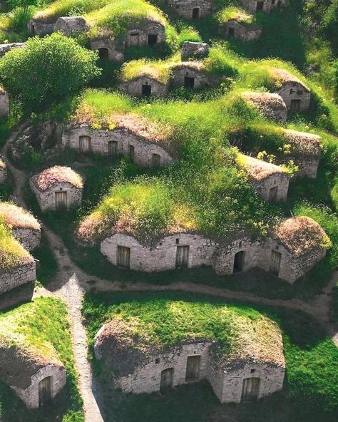 Hobbit Shire, Turf House, Viking Village, Earth Sheltered, Italy Wine, Unusual Buildings, Italy Holidays, Urban Park, Dream House Exterior