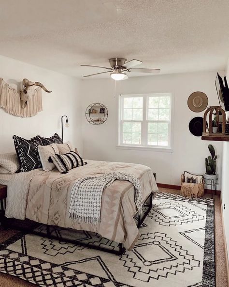 20 Stunning Modern Western Bedroom Ideas You’ll Love Vintage Western Bedroom, Boho Western Bedroom, Modern Western Bedroom, Western Bedroom Ideas, Bedroom Wall Panel, Wall Bedroom Ideas, Decor Inspiration Bedroom, Western Room Ideas, Wall Panel Designs