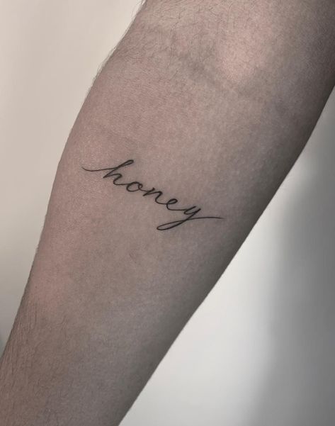 Honey tattoo feminina delicada Oh Honey Tattoo, Honey Tattoo Words, Delicate Tattoo Fonts, Tattoo Words Fonts, Honey Tattoo, Tattoo Writing Fonts, Tattoo Word Fonts, Fonts Simple, Tattoo Words