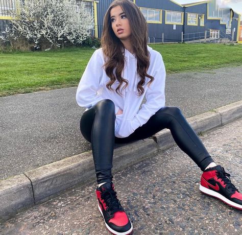 Red Jordan 1 Outfit, Jordan 1 Outfit Women, Sweet Jeans, Red Jordans, Tennis Shoes Outfit, Trendy Fashion Outfits, Baddie Quotes, Pictures Ideas, Sneakers Outfit