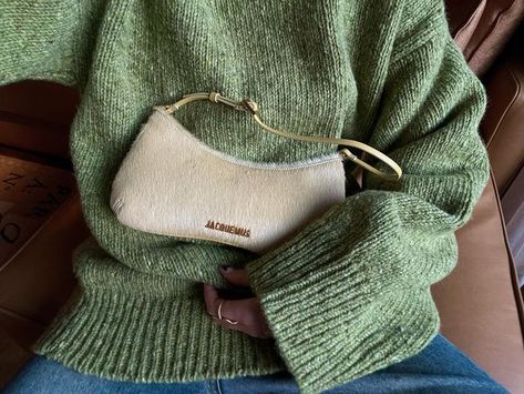 Fall Purse Trends, Oversized Green Sweater, Summer Copenhagen, Street Style Copenhagen, Copenhagen Aesthetic, Purse Trends, Copenhagen Street Style, Purse Essentials, Early Fall Outfit