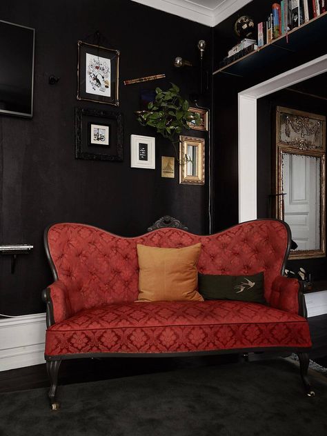 Vintage Studio Apartment, Studio Loft Apartments, Black Bedrooms, Chocolate Walls, Black Painted Walls, Loft Apartments, Gothic Interior, Gravity Home, Vintage Couch