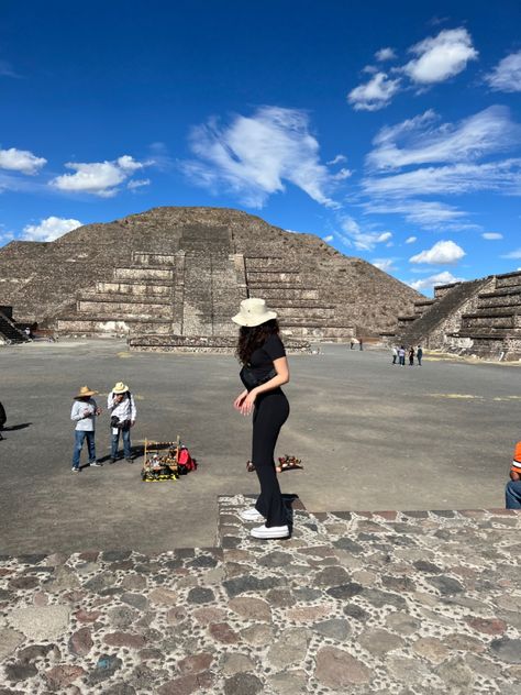 Teotihuacan Outfit, Poses Women, Photography Poses Women, Mexico City, Places I Want To Go, Pic Ideas, Photography Poses, Converse, Vision Board