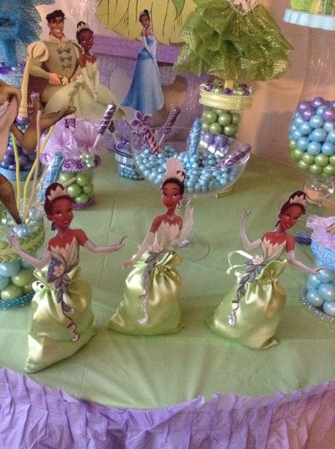 Princess Tiana Party Favors Princess And The Frog Candy Table, Baby Princess Tiana Birthday Party, Princess Tiana Party Favors, Princess And The Frog Party Favors, Princess Tiana First Birthday Party, Princess And The Frog Baby Shower Treats, Princess Tiana Gift Bags, Frog Party Ideas, 21st Birthday Cupcakes