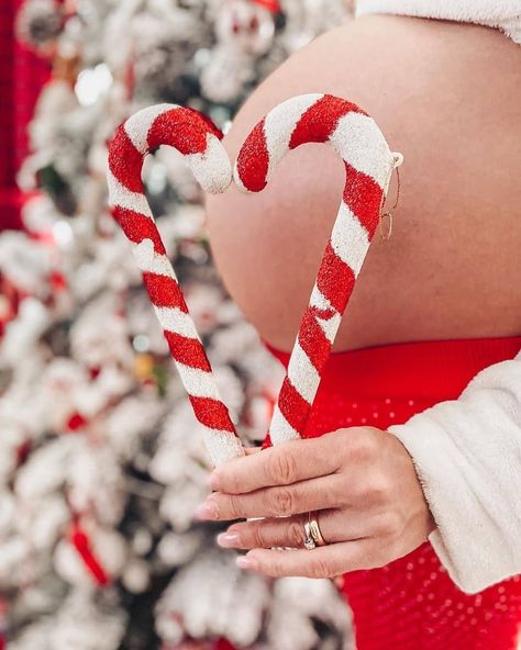 Christmas Maternity Shoot Ideas, Christmas Pregnancy Photoshoot, Christmas Maternity Pictures, Christmas Pregnancy Photos, Winter Pregnancy, Baby Pop, Christmas Pregnancy, Pregnancy Photo, Winter Maternity