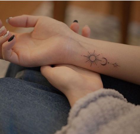 Cute Sun Moon Tattoo, Sun Moon Wrist Tattoo, Sun Moon Star Tattoo, Elegant Spine Tattoos, Coraline Flash Tattoo, Coraline Flash, Flash Tattoo Ideas, Eclipse Tattoo, Luna Tattoo